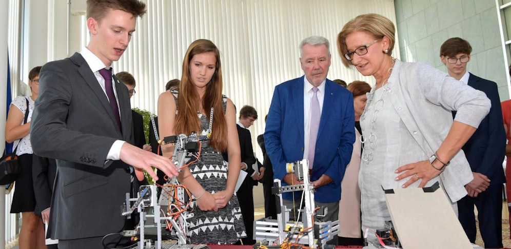 Landeshauptfrau Mikl-Leitner und Wr. Neustadts Bürgermeister Schneeberger bei einem Empfang im Landhaus in St. Pölten.