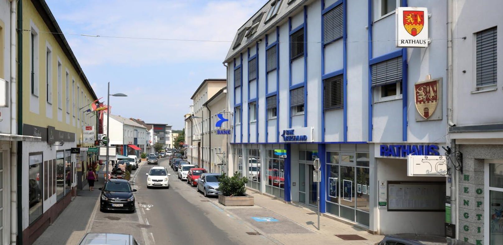 Hauptstraße von Oberpullendorf im Bereich des Rathauses und Bezirksgerichtes