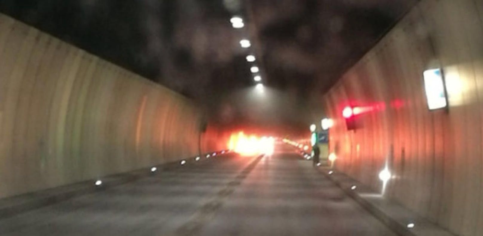 Feuer im Tunnel: Laut Leserreporter konnten die Insassen rechtzeitig aus dem Auto aussteigen.