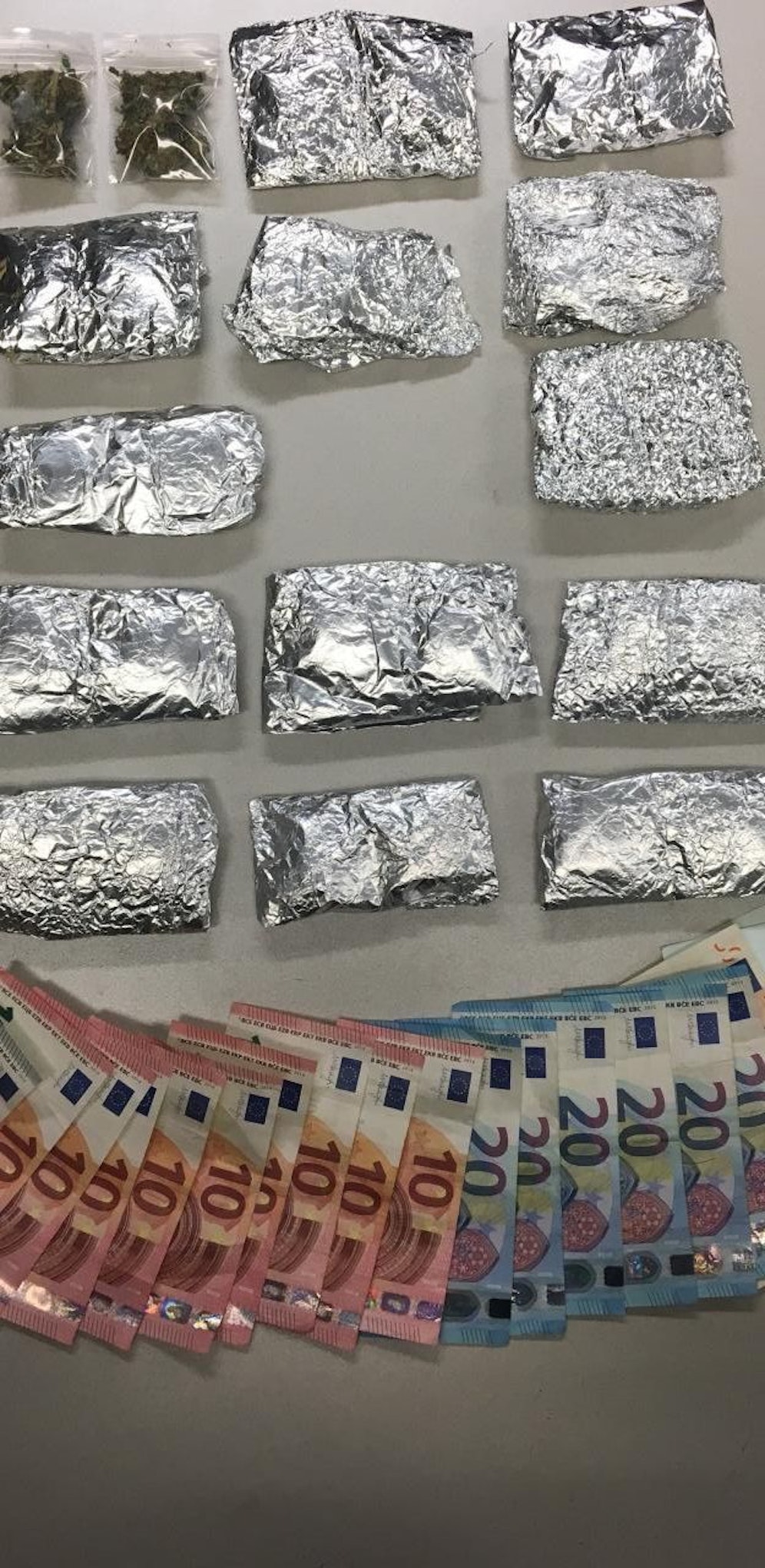Die sichergestellten Drogen und das Bargeld.