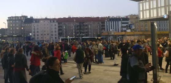 Hunderte Menschen mussten den Hauptbahnhof wegen des Feueralarms verlassen.