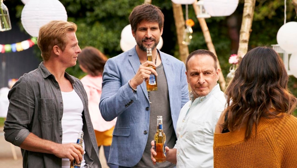 Semirs (Erdogan Atalay, r.) Party zu seinem 50sten Geburtstag kann endlich steigen. Ben (Tom Beck) und Paul (Daniel Roesner, l.) sind erleichtert.