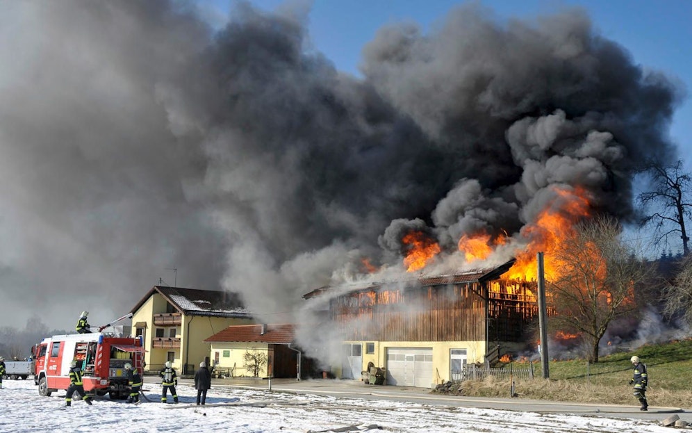 Meterhohe Flammen schlugen den Feurerwehrmännern entgegen.