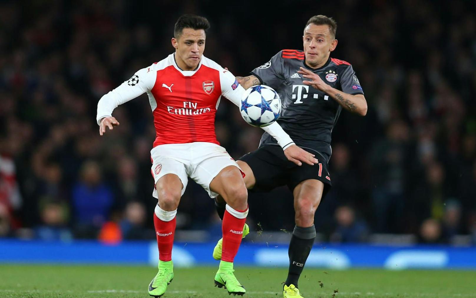 Im März kreuzten Alexis Sanchez und Rafinha noch in der Champions League die Klingen. In der nächsten Saison könnten die beiden aber gemeinsam für die Bayern spielen. 