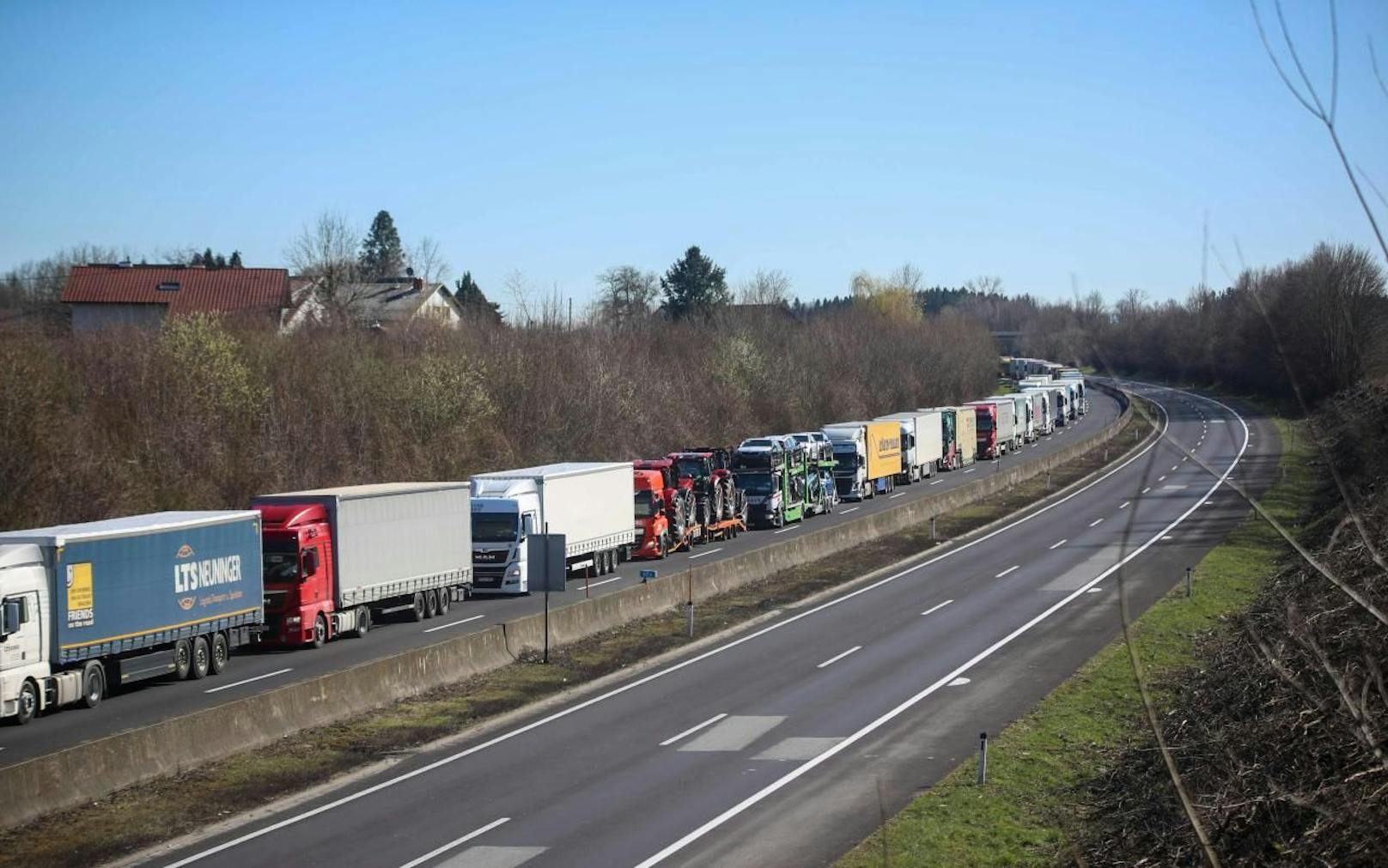 An der Grenze nach Deutschland stauten sich in Suben zahllose Lkw.