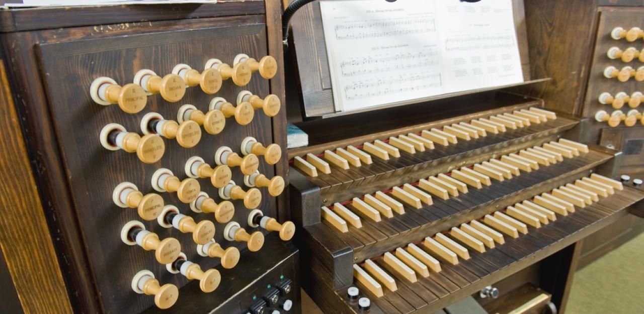 Heute.at - Keine Zeit - Computer orgelt während Messe