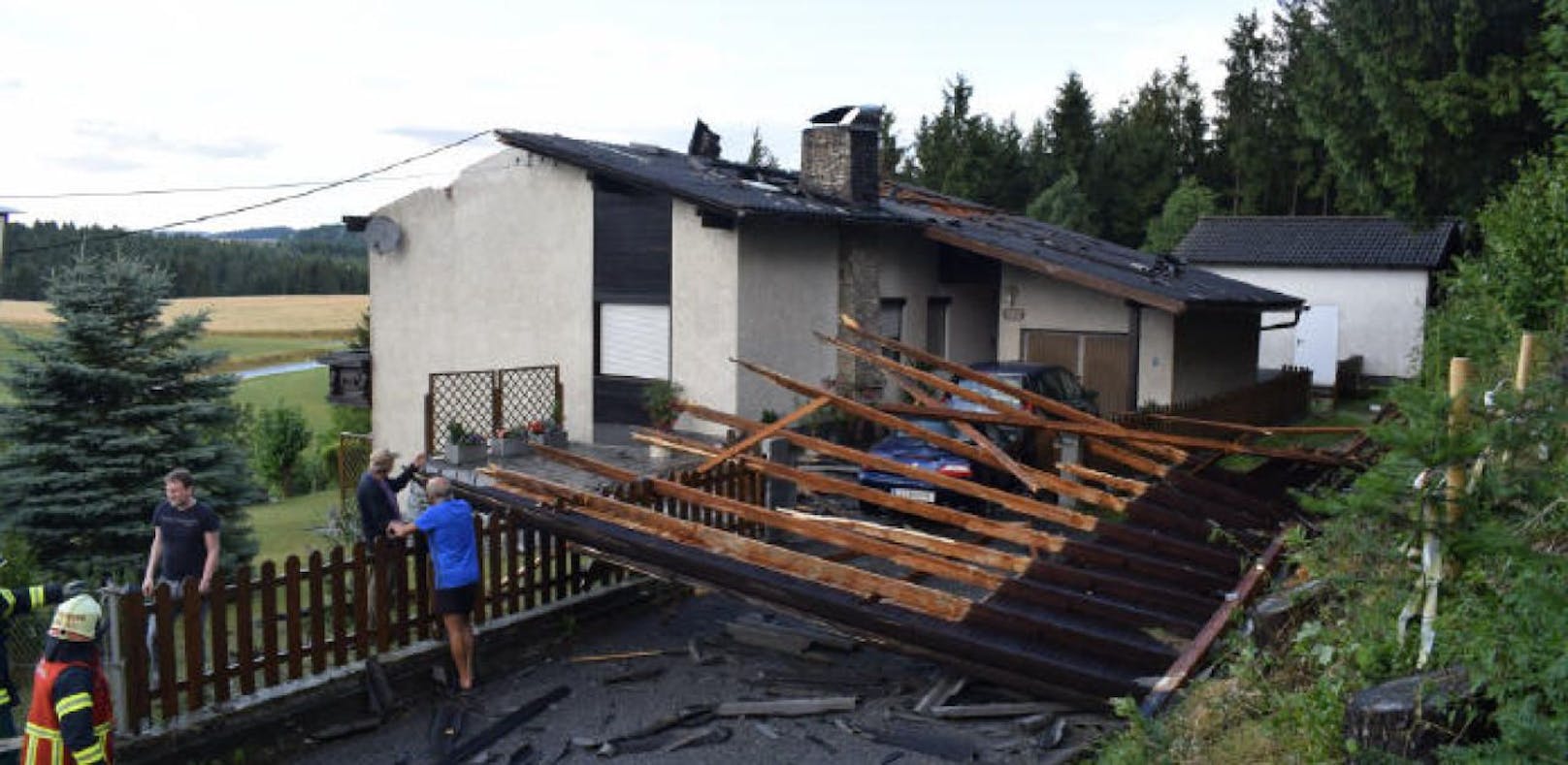 5-Minuten-Sturm riss bei Haus halbes Dach weg