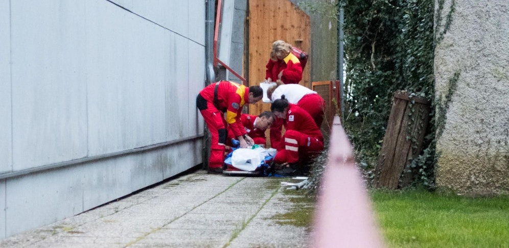 Mädchen stürzte durch Oberlichte. 