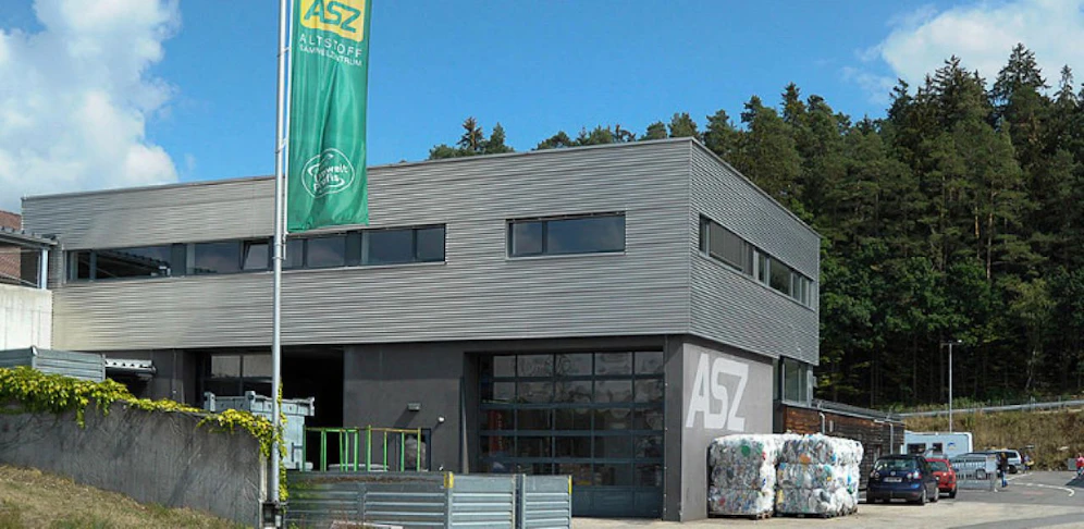 Im Altstoffsammelzentrum Rohrbach kam es zum schlimmen Unfall. Ein 28-Jähriger rammte sich einen Schaufelstiel in den Unterleib.