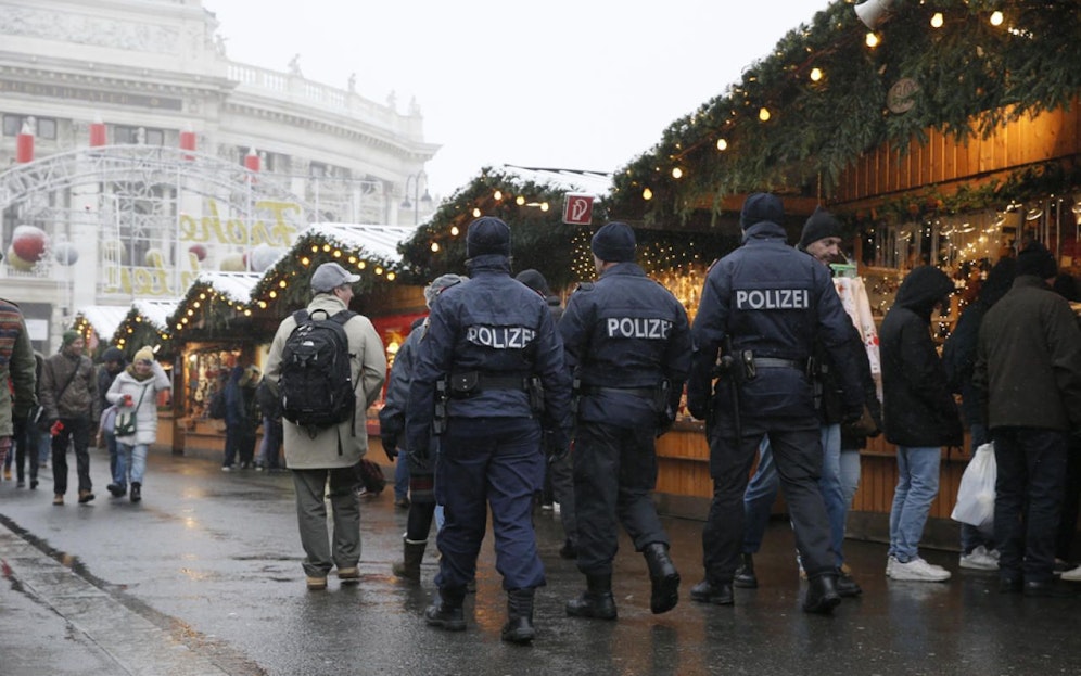 Vergangenes Jahr wurde die Polizeipräsenz auf den Christkindlmärkten verstärkt. Fixe Barrieren, wie in vielen anderen Städten, und ein wienweites Sicherheitskonzept gab es aber nicht.