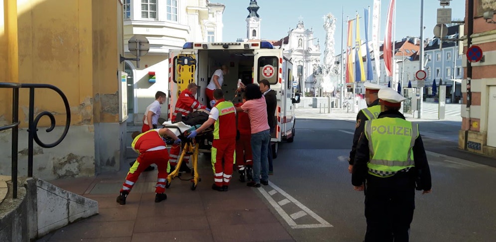 Mesner wurde mit dem Notarzt ins Spital gebracht.