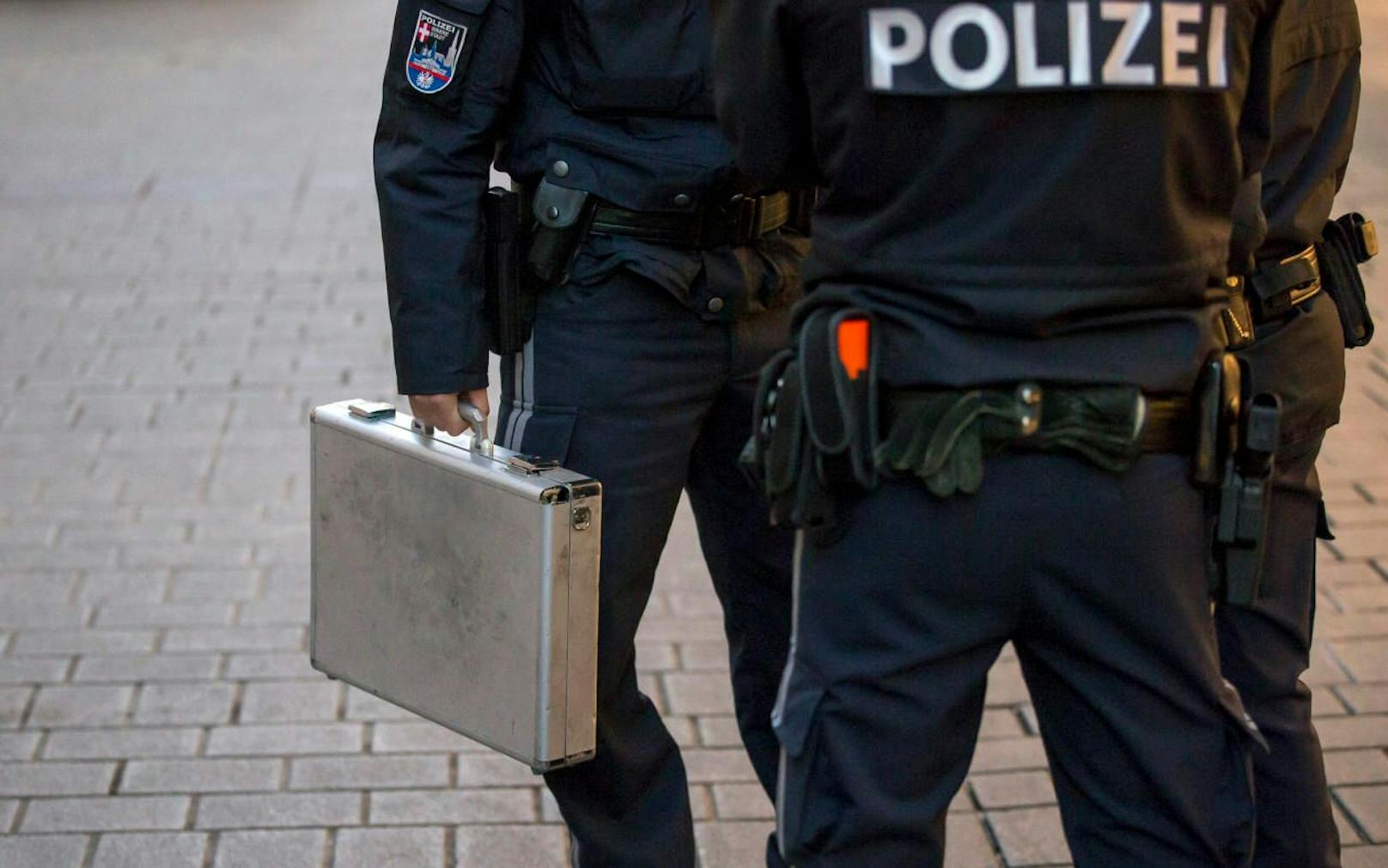 Symbolfoto: Polizeieinsatz mit Sprengkommando wegen eines vergessenen Werkzeugkoffers