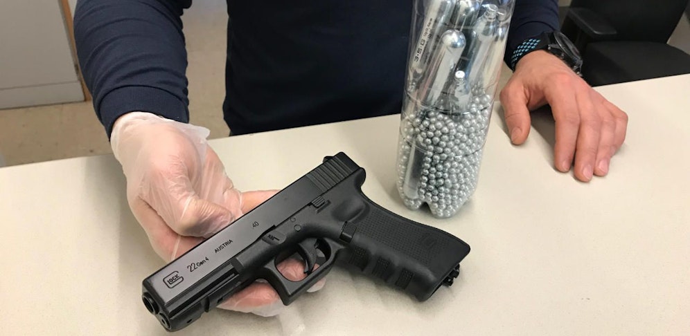 Die sichergestellte Soft-Air-Waffe.