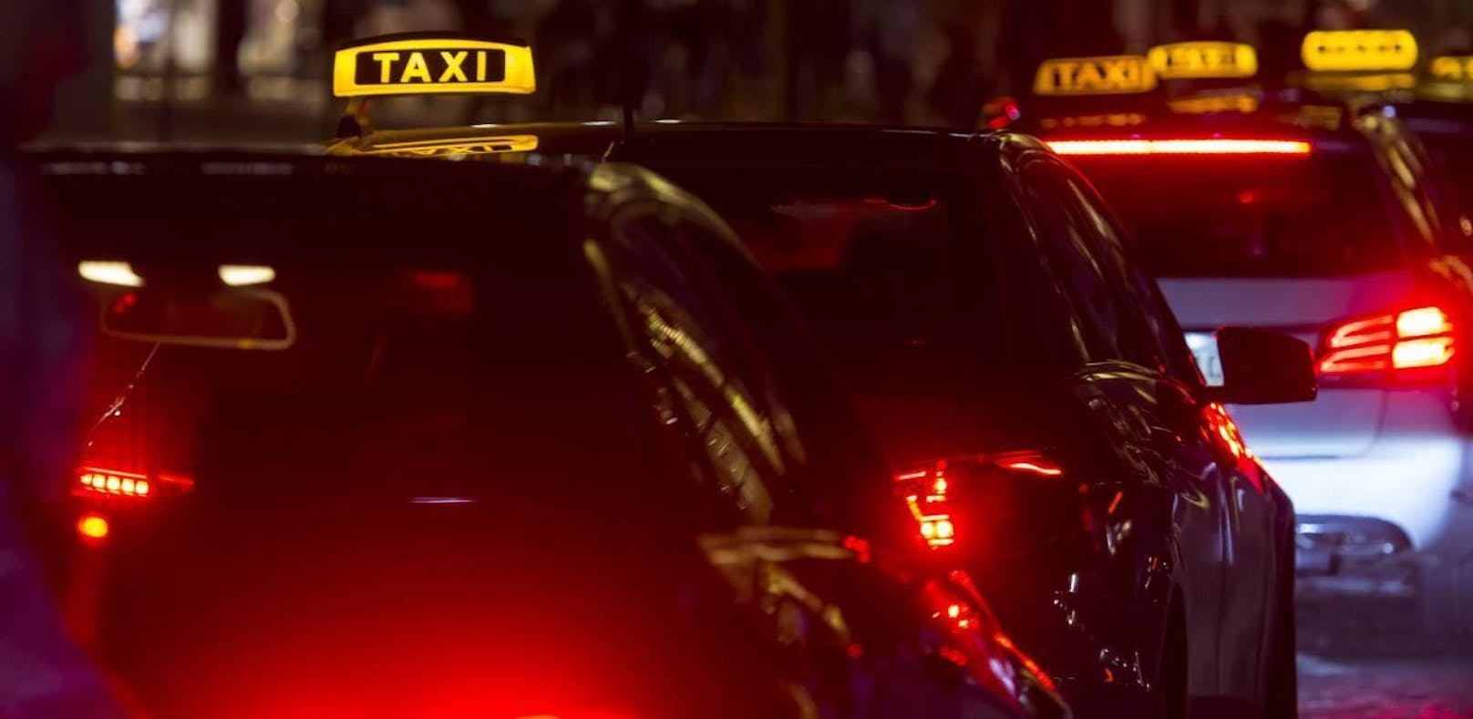 Der Taxifahrer wurde von mehreren Jugendlichen bedroht