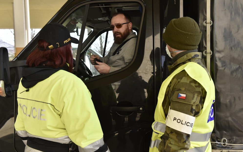 Tschechisches Militär im Corona-Assistenzeinsatz bei Grenzkontrollen am Übergang Mikulov-Drasenhofen (NÖ).