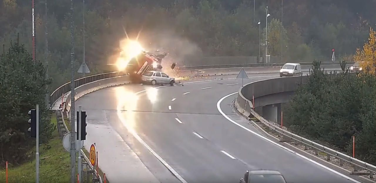 Heute.at - Opel Corsa schießt Lkw von Straße: Lenker tot