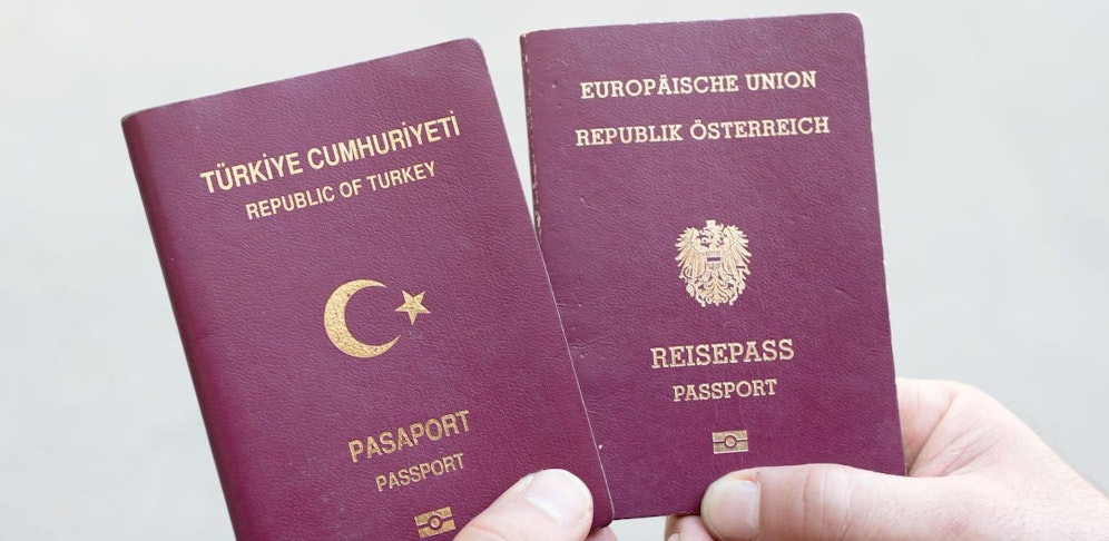 Im Bild ein türkischer (l.) und ein österreichischer Reisepass.