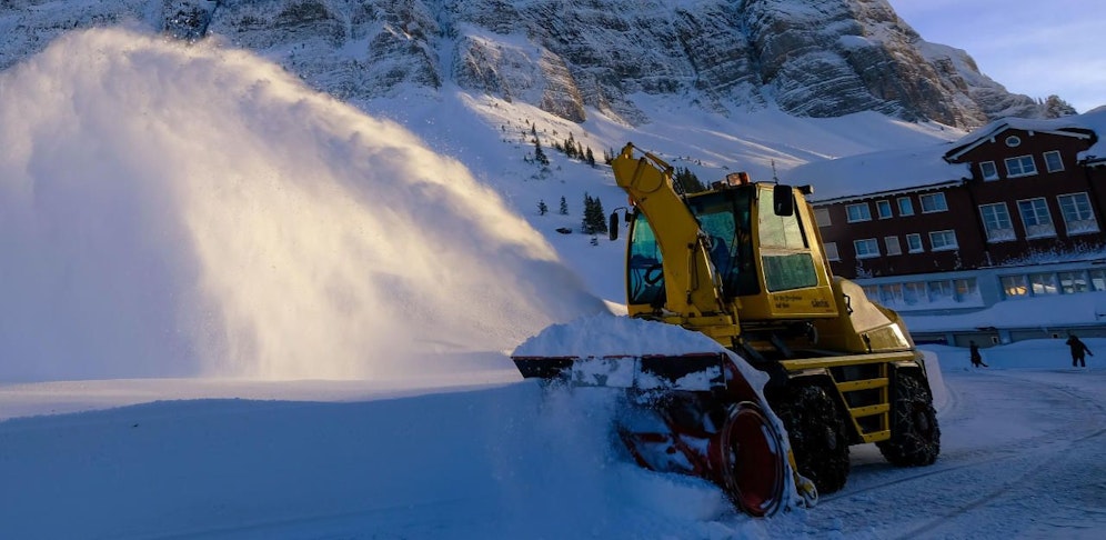 Der Mann geriet in die laufende Schneefräse.