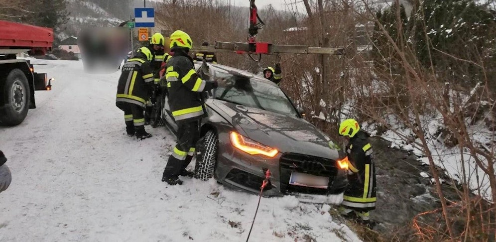 Die Feuerwehr holte den Audi zurück auf die Straße.