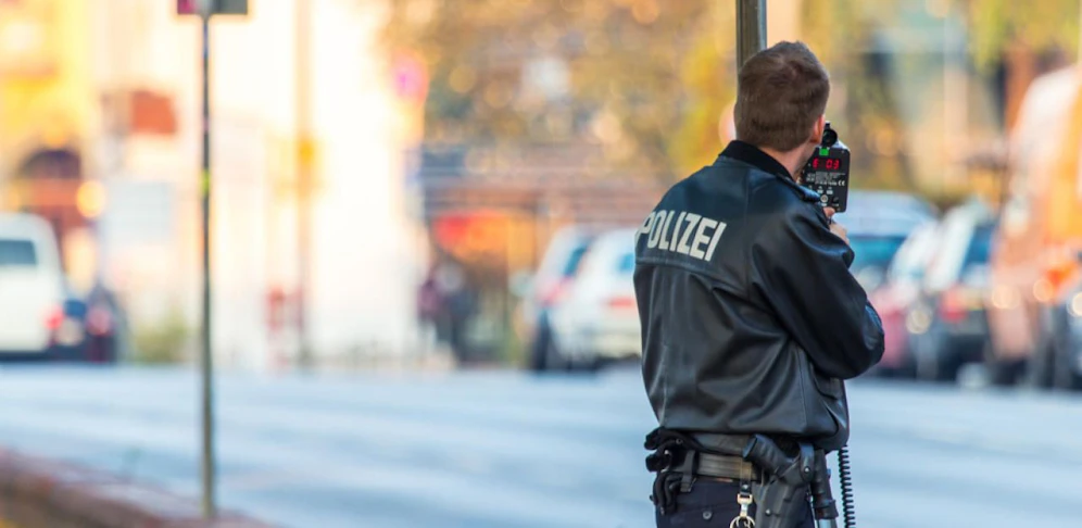 In der Schweiz ist das Warnen vor Radar- oder Polizeikontrollen verboten.