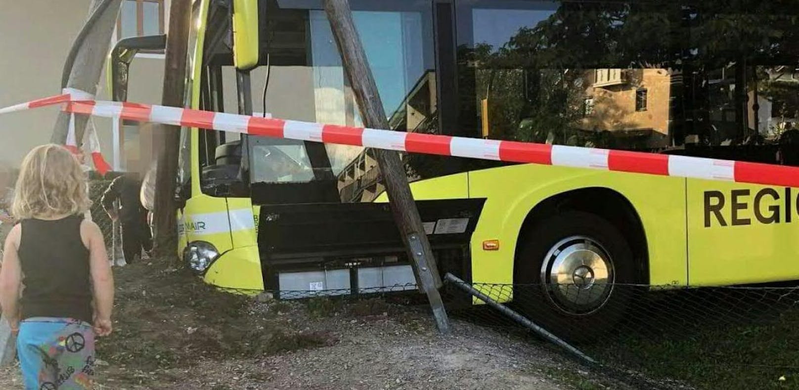 Linienbus rollte ohne Fahrer auf Spielplatz zu