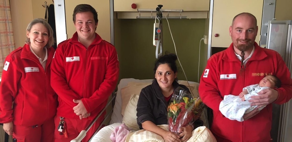 Die frischgebackene Mama bekam jetzt Besuch von den Sanis des Roten Kreuzes. Thomas Ossberger (mit Wonneproppen Elfida im Arm) durfte bereits zwölf Mal als Geburtshelfer einspringen.