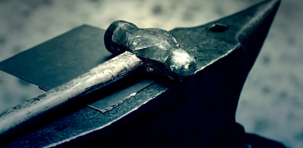 Der Mann schlug seinem Kollegen mit einem Hammer auf den Kopf