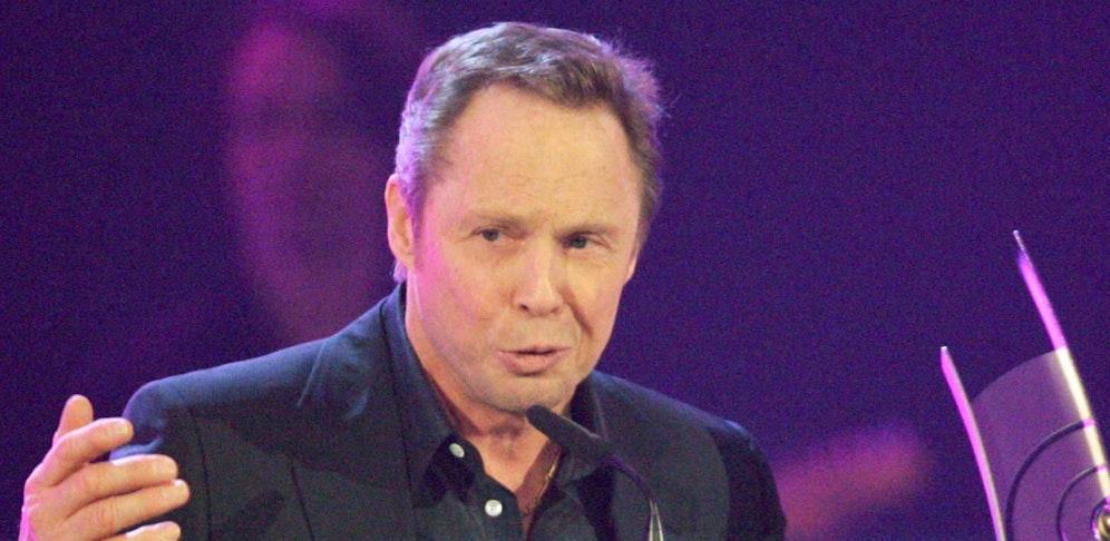 Peter Kraus mit seinem Echo fürs Lebenswerk am 12. März 2006 in Berlin (Fabrizio Bensch)