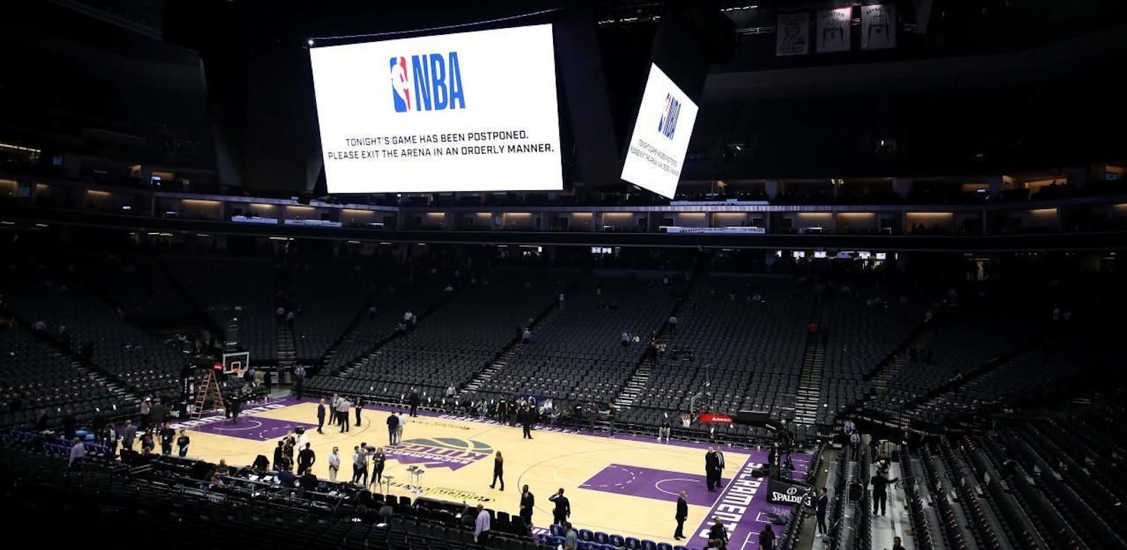 Die Zuschauer werden über den Cube informiert: Auch das NBA-Spiel zwischen den New Orleans Pelicans und den Sacramento Kings wurde auf unbestimmte Zeit verschoben.