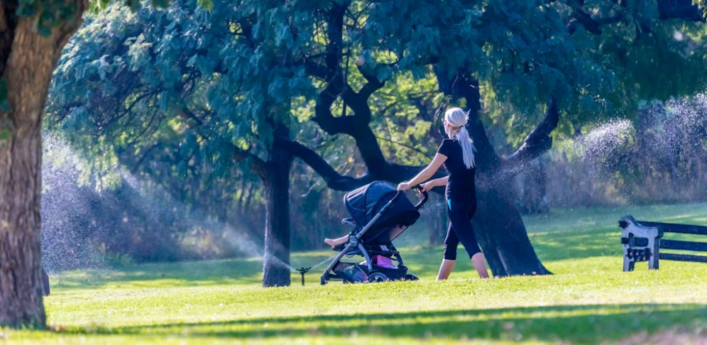 Die Mutter war mit dem Kinderwagen unterwegs und wurde von drei Männern angegriffen