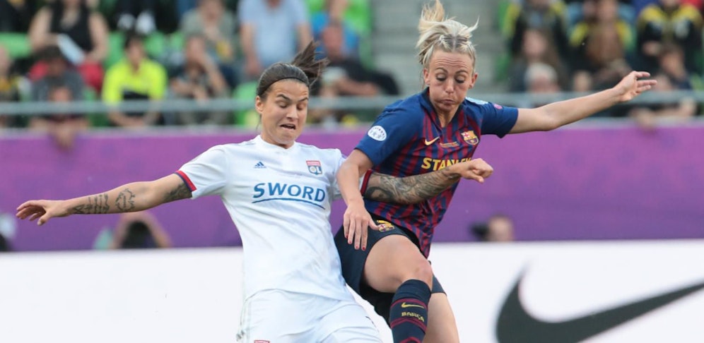 Dzsenifer Marozsan im Zweikampf mit Barca-Star Toni Duggan.