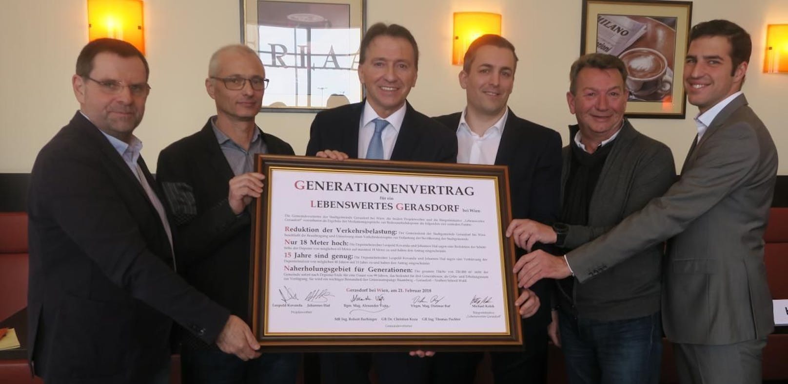 Leopold Kovanda, Johannes Huf, Bürgermeister Alexander Vojta, Vizebürgermeister Dietmar Ruf, Michael Kolek und Stadtrat Jürgen Trimmel freuen sich über den Kompromiss.