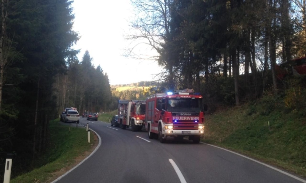 Beim Eintreffen am Einsatzort war der Jugendliche nicht unter dem Stamm eingeklemmt. Das Rote Kreuz mit Notarzt war bereits vor Ort.
