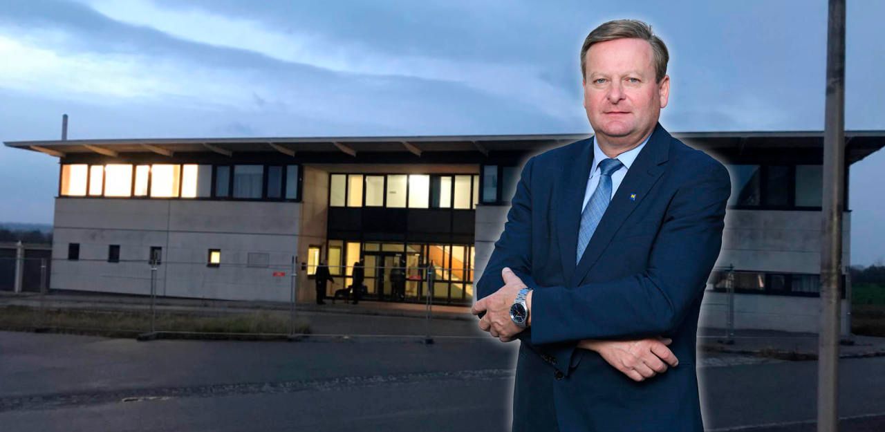 Waldhäusl und die Unterkunft in Drasenhofen. 