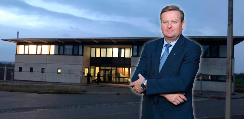 Waldhäusl und die Unterkunft in Drasenhofen. 