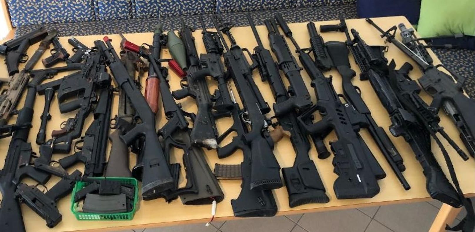 Jede Menge Schusswaffen wurden gefunden.
