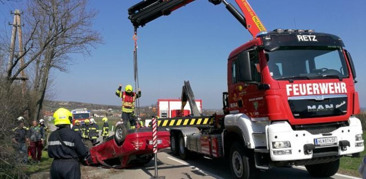 Heute.at - Mercedes landet nach Pkw-Überschlag am Dach