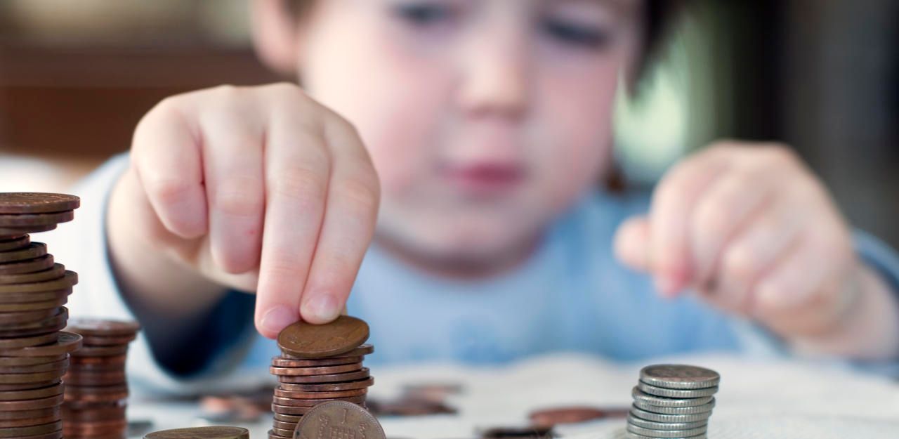 Große sozioökonomische Kluft: Schülerinnen und Schüler aus finanziell besser gestellten Familien verfügen über tendenziell mehr Finanzwissen