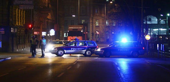 Die Polizei stellten den verdächtigen Mann zur Rede