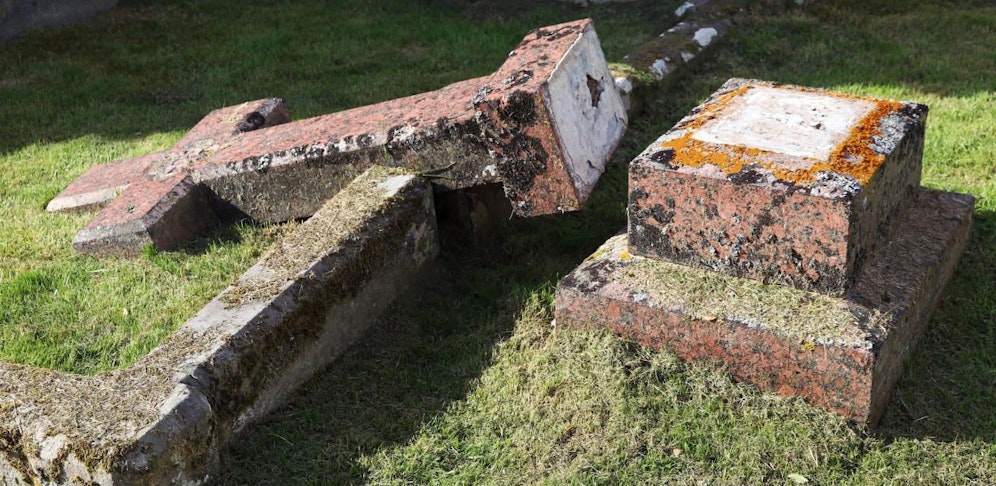 Ein Grab wurde am Friedhof geschändet.