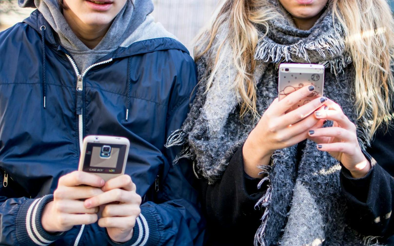 Jugendliche mit Smartphones. Symbolfoto