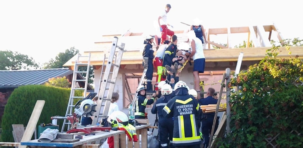 Hier wird der Mann mit vereinten Kräften vom Dach getragen.