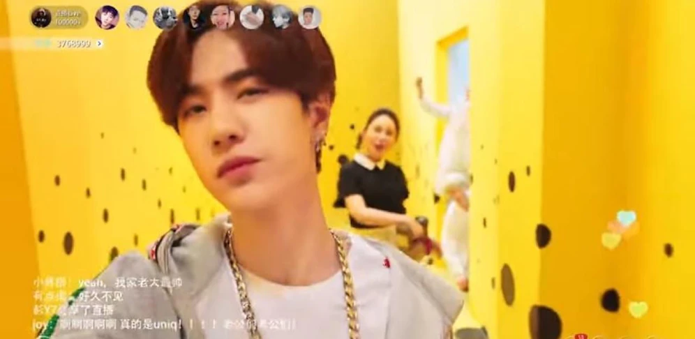 Für diesen YouTube-Star aus China gab die 16-Jährige fast 100.000 Dollar aus. 