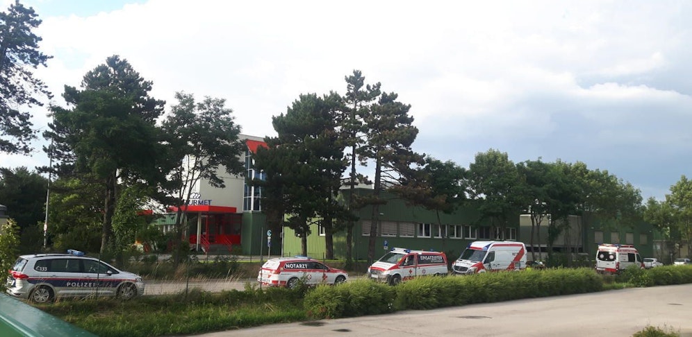 Zahlreiche Rettungsauto stehen vor Firma.