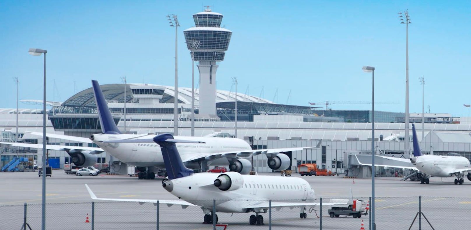 Viele Lufthansa-Flieger bleiben am Dienstag am Boden.