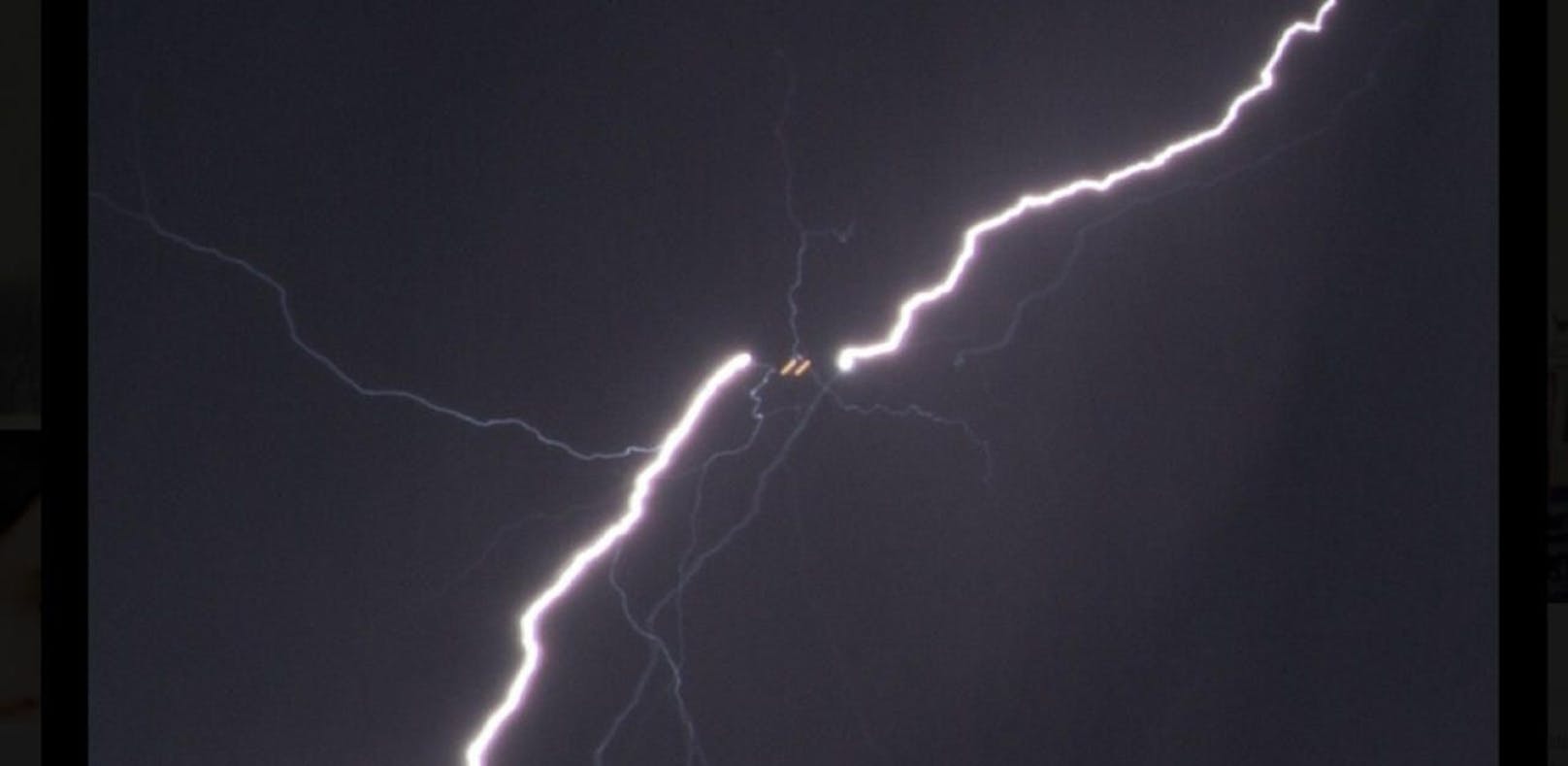 Ein Kleinflugzeug mit vier Österreichern an Bord wurde von einem Blitz getroffen. (Symbolfoto)