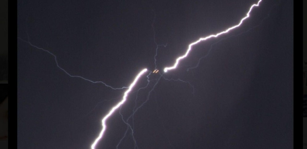 Ein Kleinflugzeug mit vier Österreichern an Bord wurde von einem Blitz getroffen. (Symbolfoto)