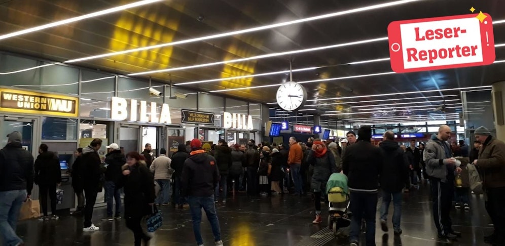 Die Menschen warten alle in der Schlange, um in die Billa-Filiale am Praterstern zu kommen.