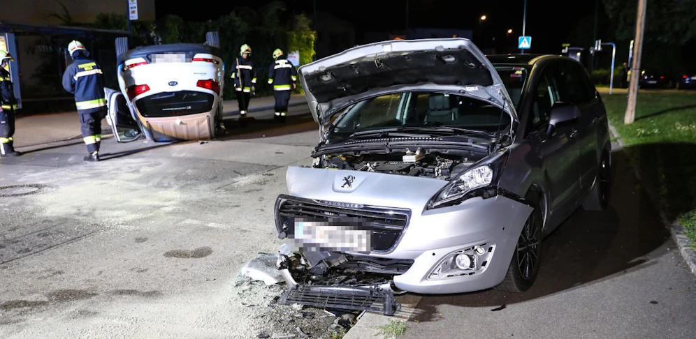 Das Auto kollidierte mit einem geparkten Pkw und überschlug sich.