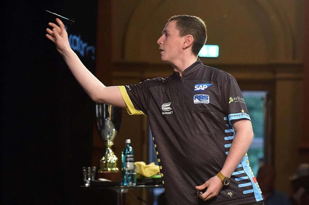 Leighton Bennett schlägt Phil Taylor. 
